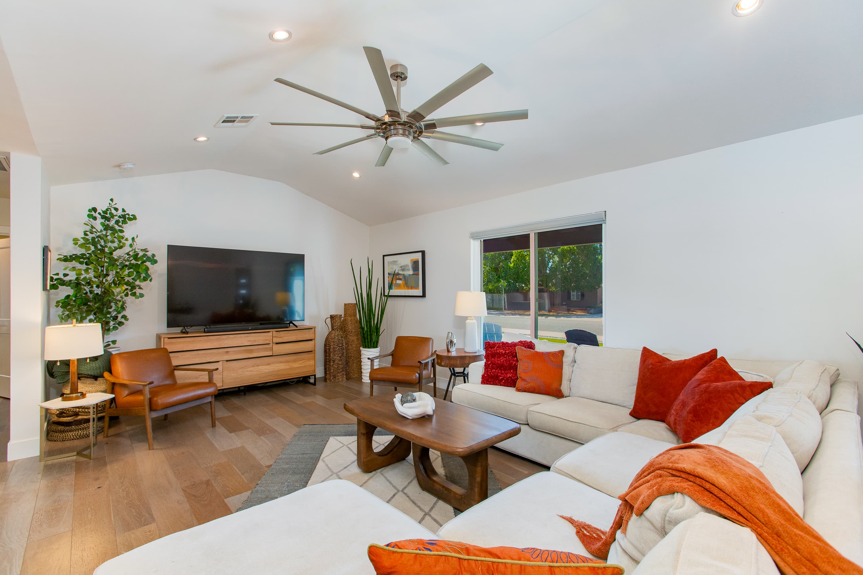 Modern Minimalist Home thumbnail 10