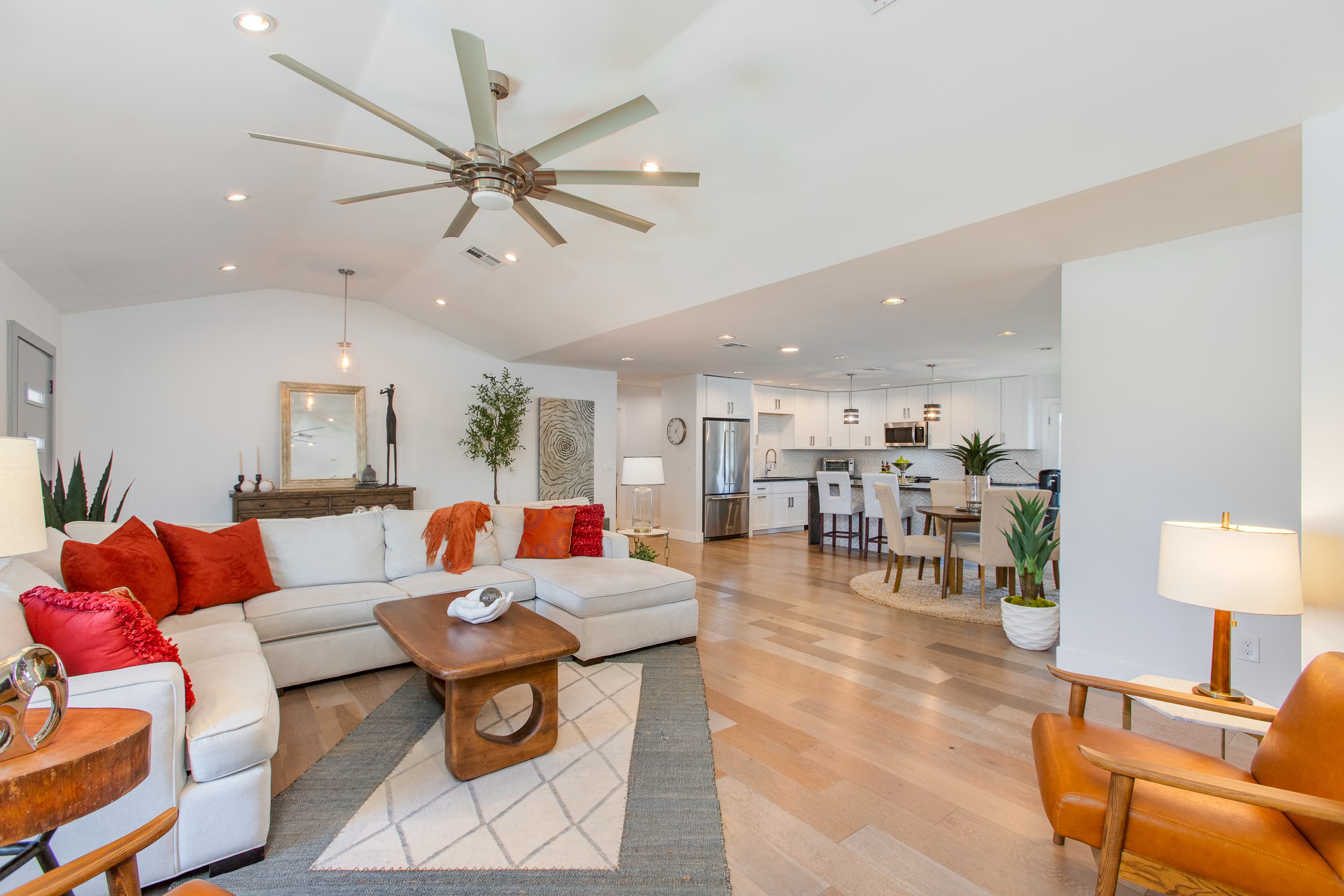 Modern Minimalist Home thumbnail 13