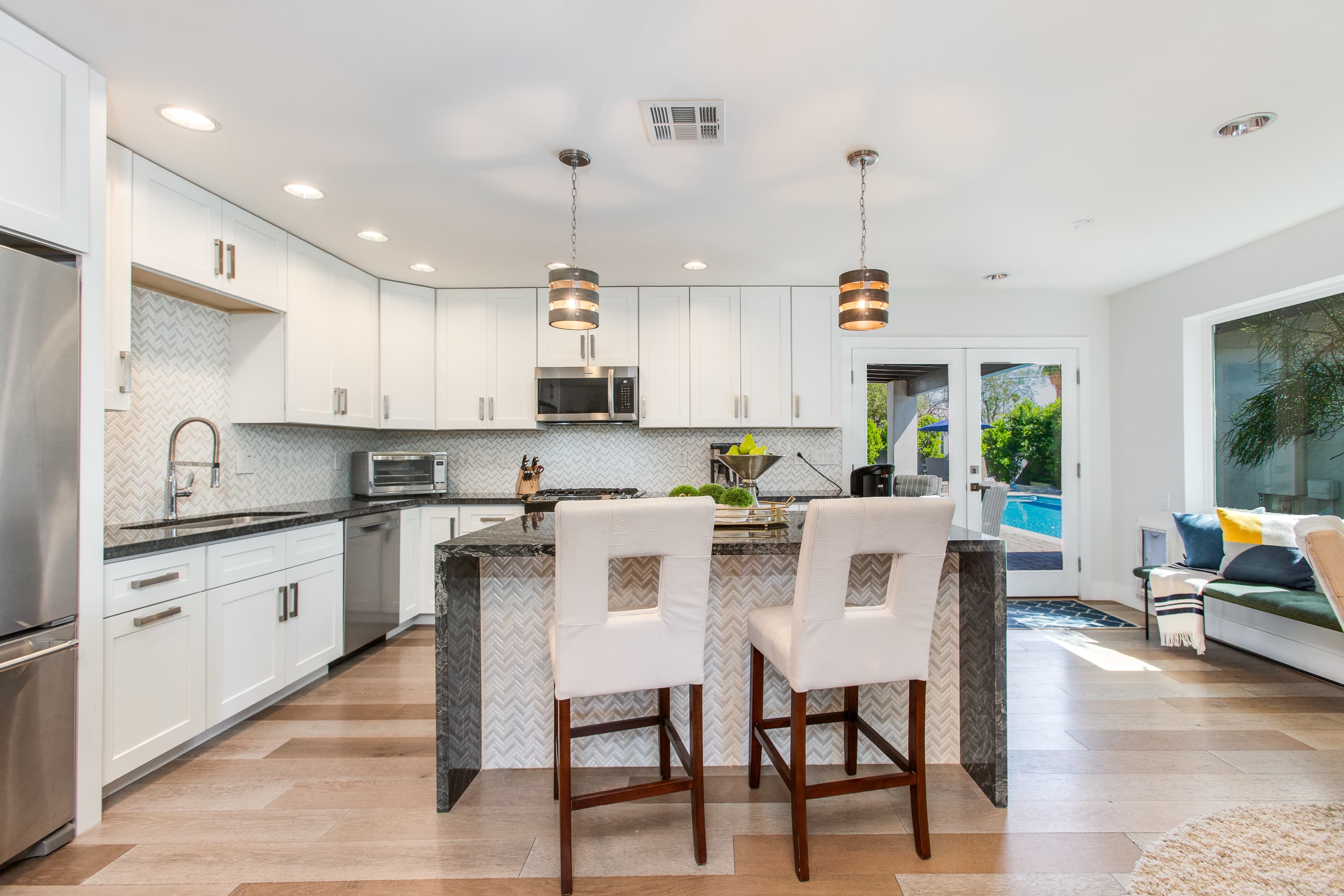 Modern Minimalist Home thumbnail 19