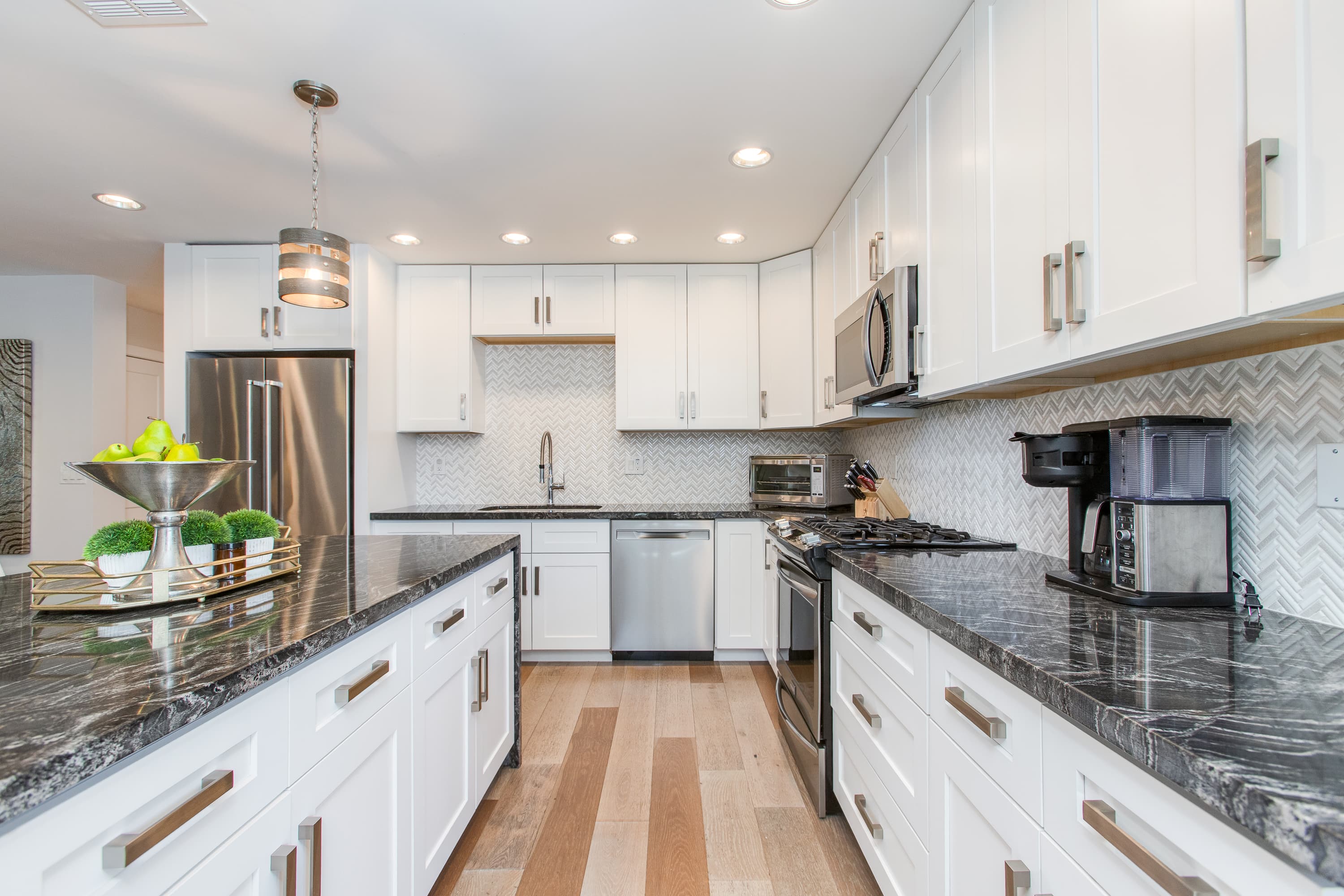 Modern Minimalist Home thumbnail 23