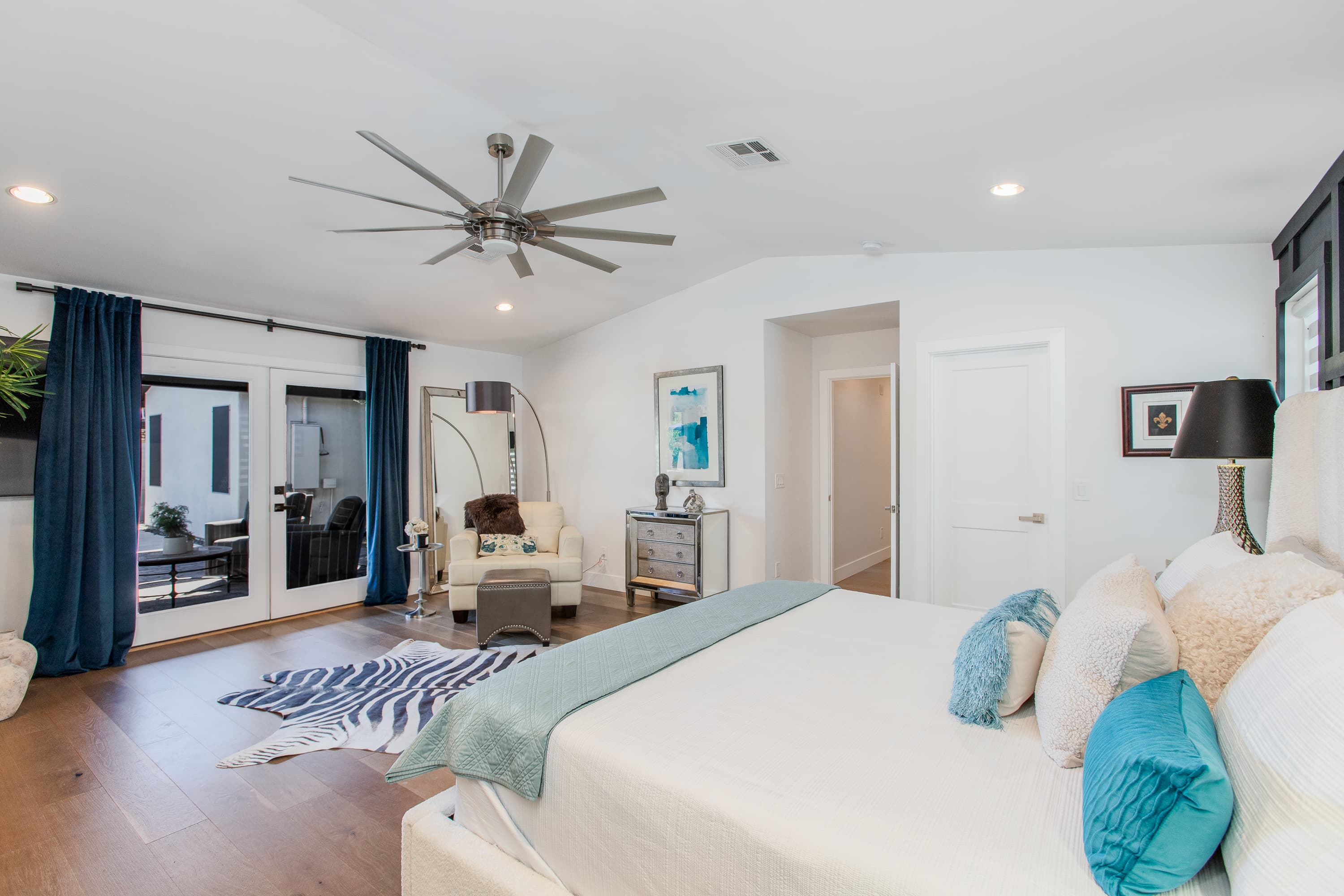 Modern Minimalist Home thumbnail 25