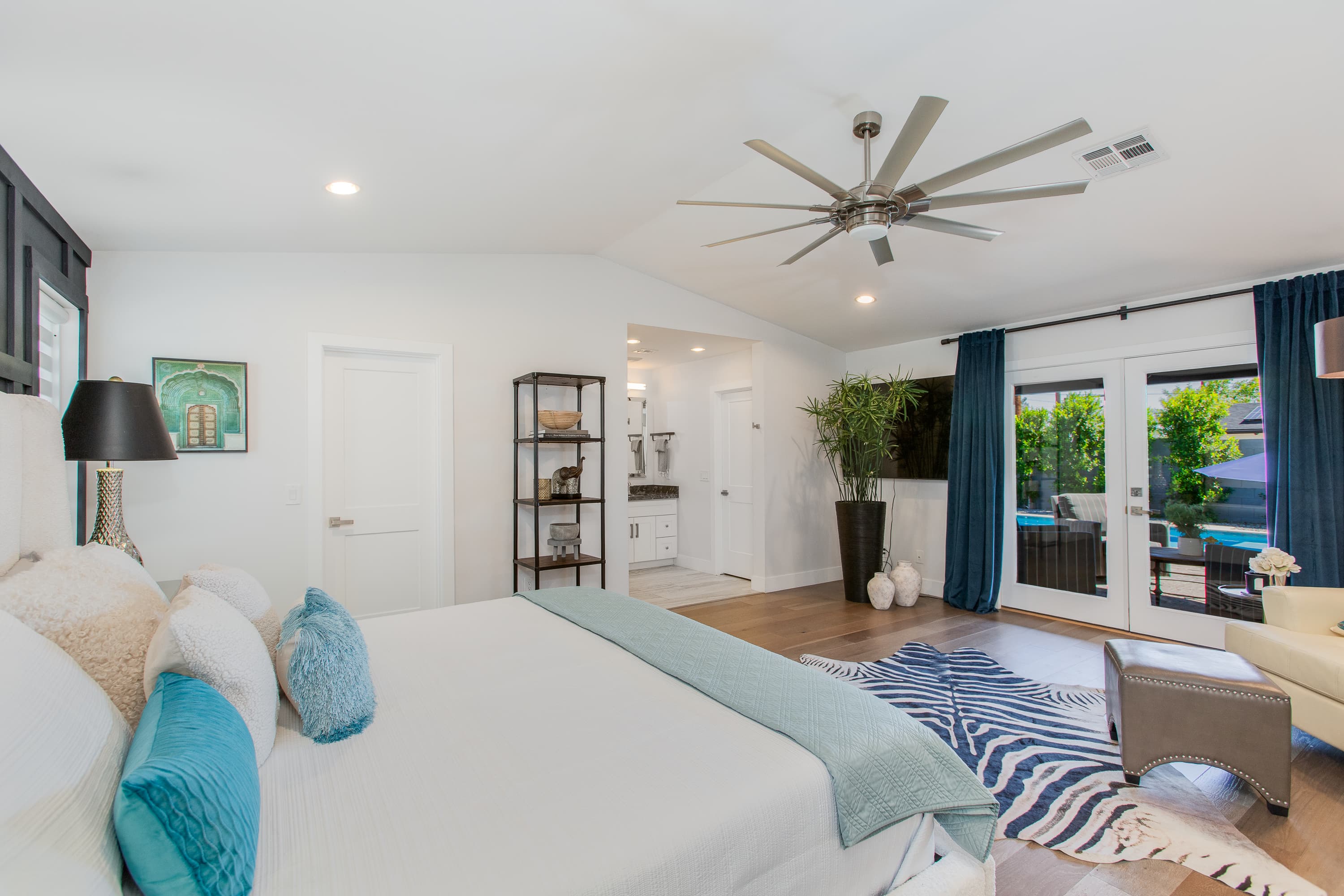 Modern Minimalist Home thumbnail 27