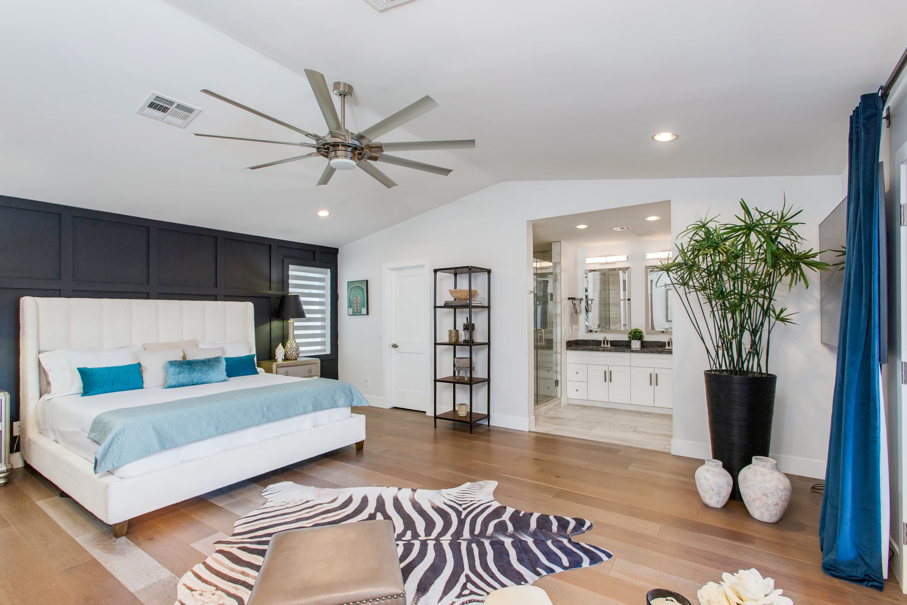 Modern Minimalist Home thumbnail 28