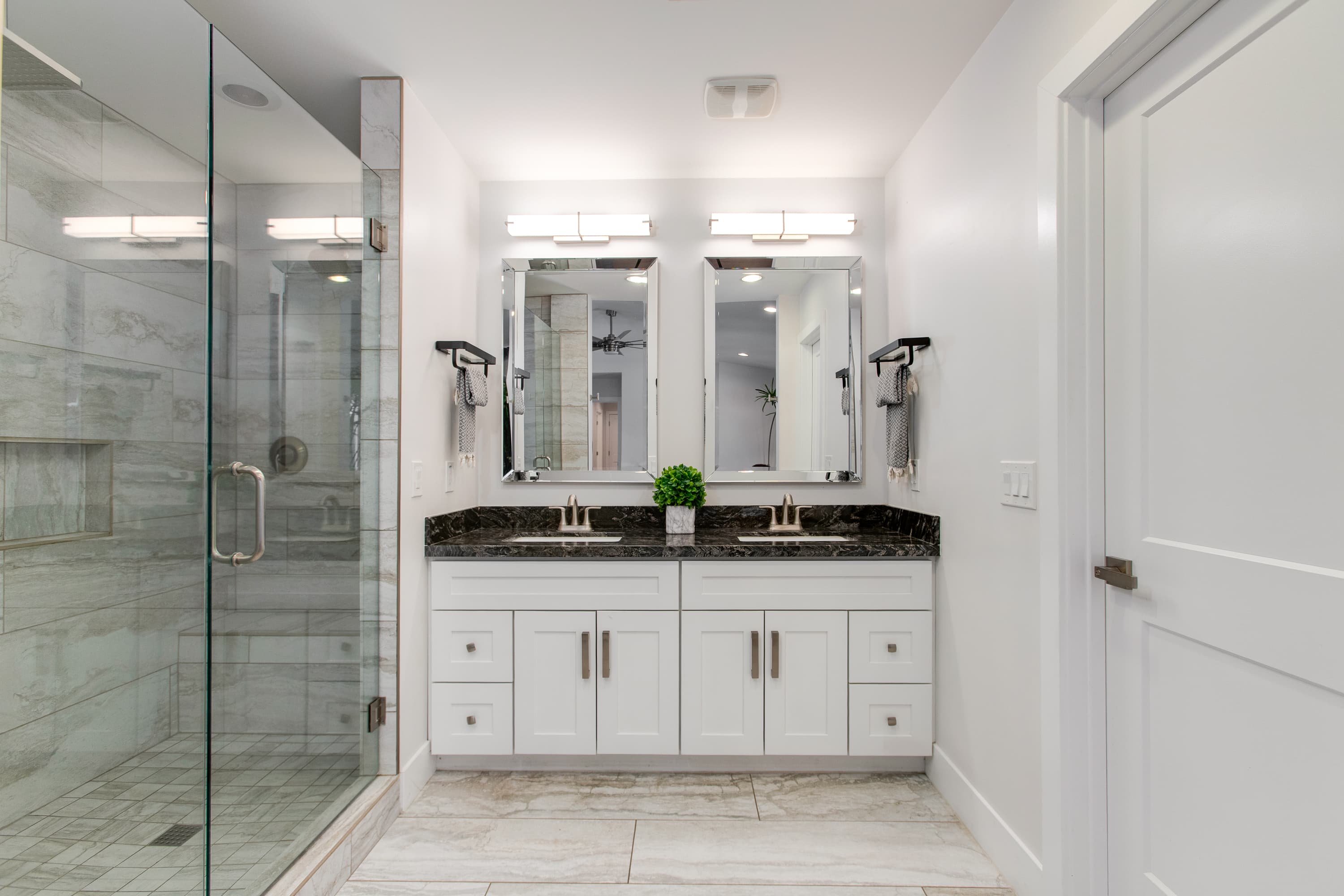 Modern Minimalist Home thumbnail 29