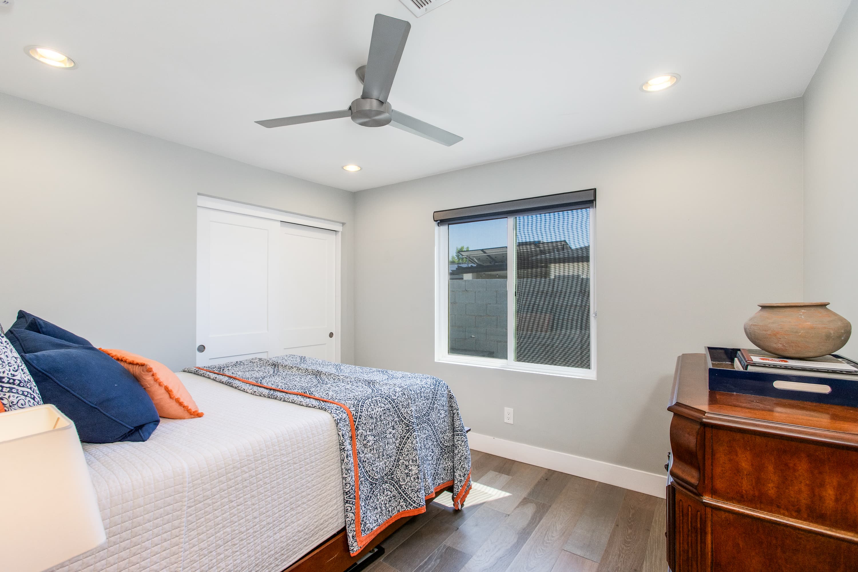 Modern Minimalist Home thumbnail 32