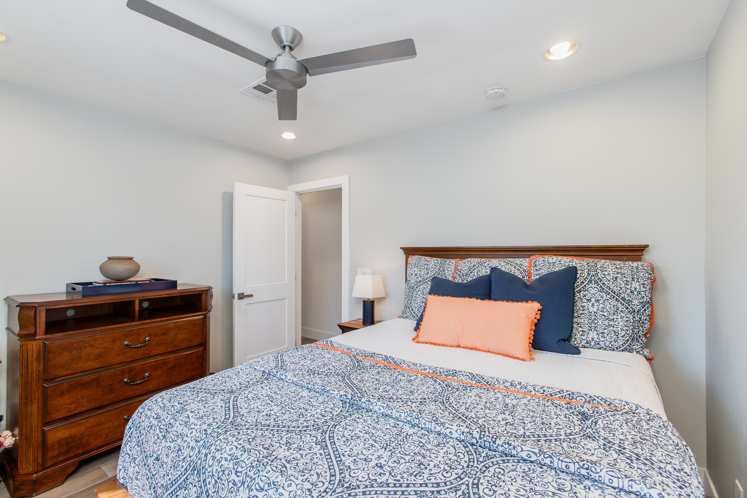 Modern Minimalist Home thumbnail 33