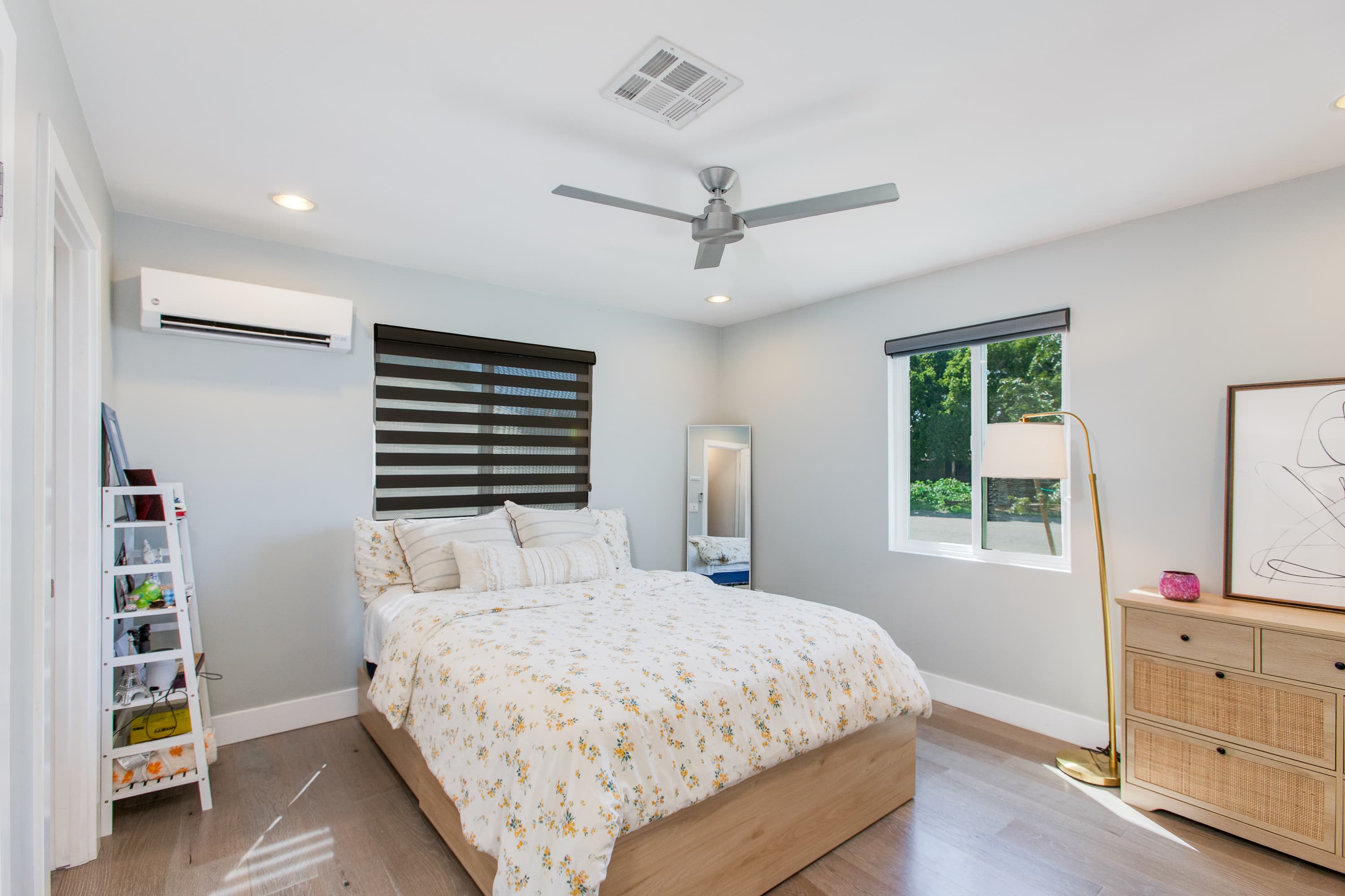 Modern Minimalist Home thumbnail 34