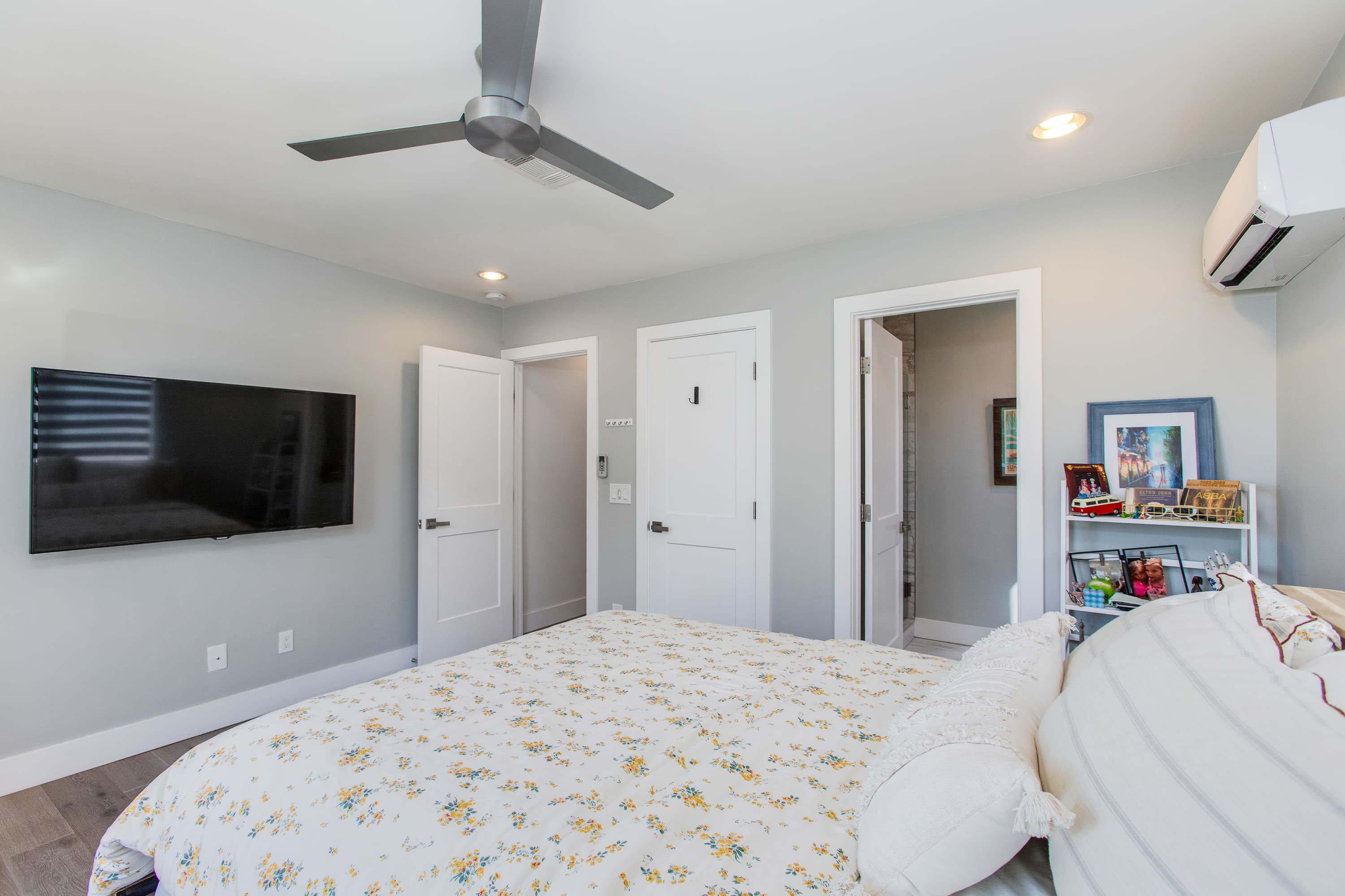 Modern Minimalist Home thumbnail 35