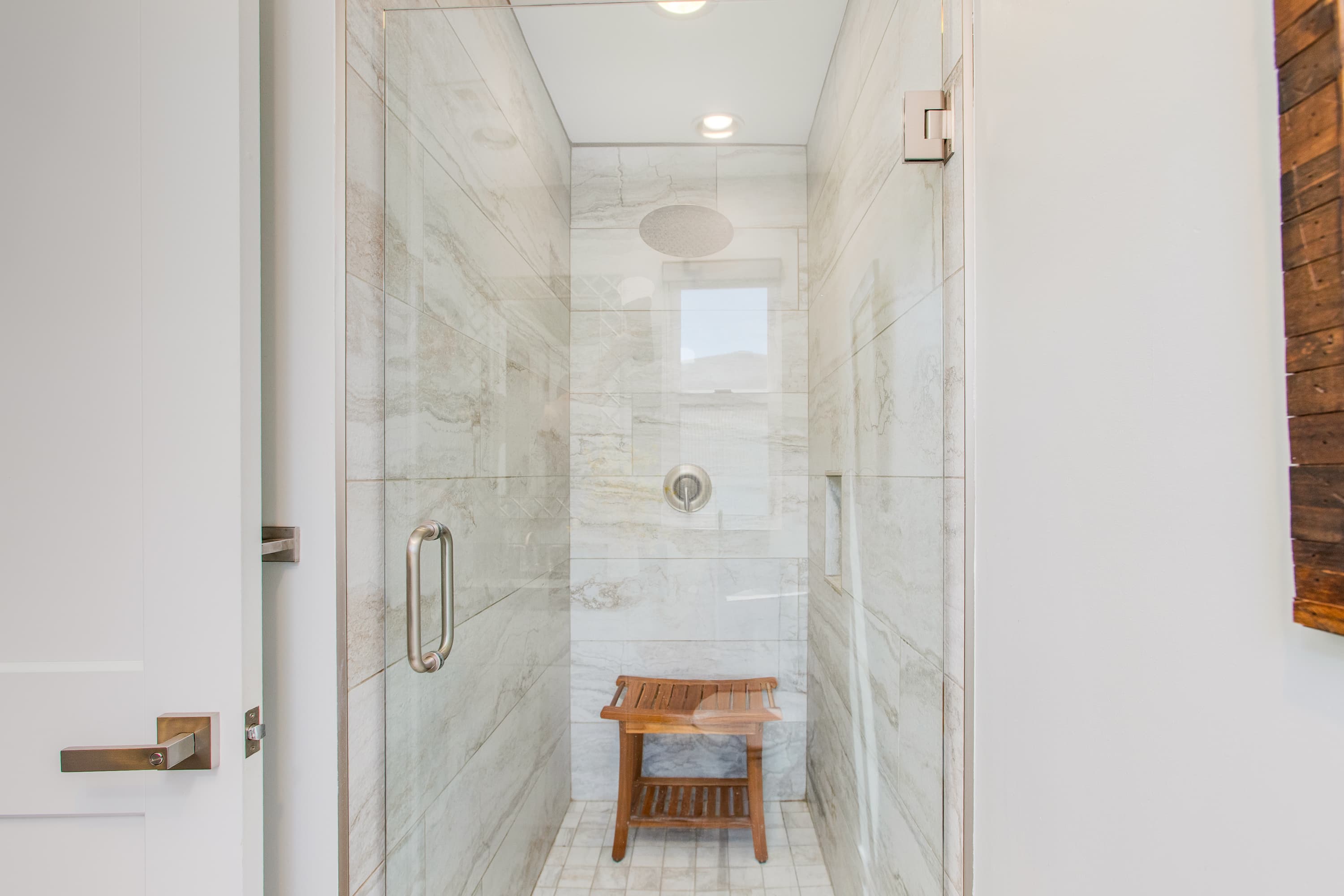 Modern Minimalist Home thumbnail 37