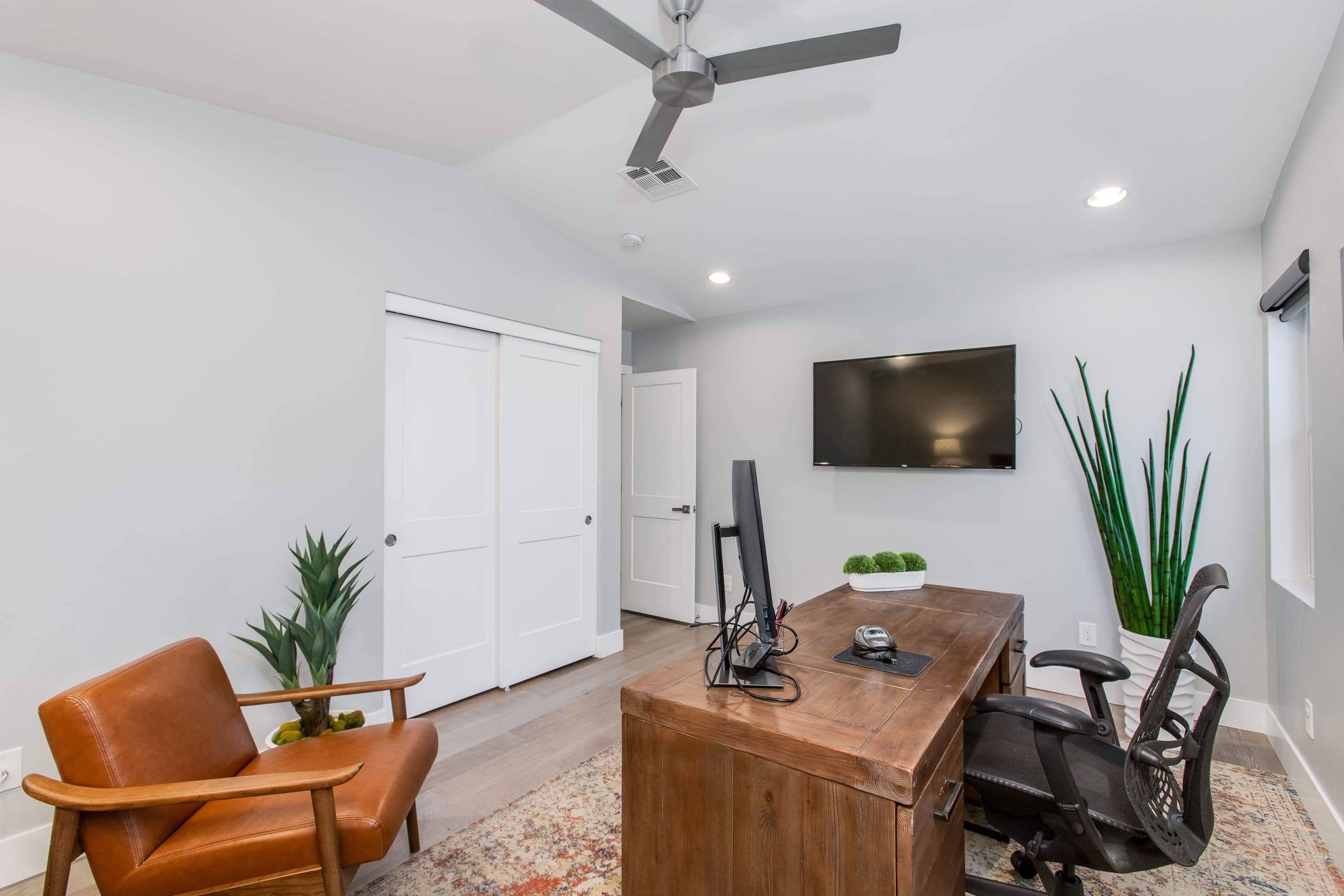 Modern Minimalist Home thumbnail 39