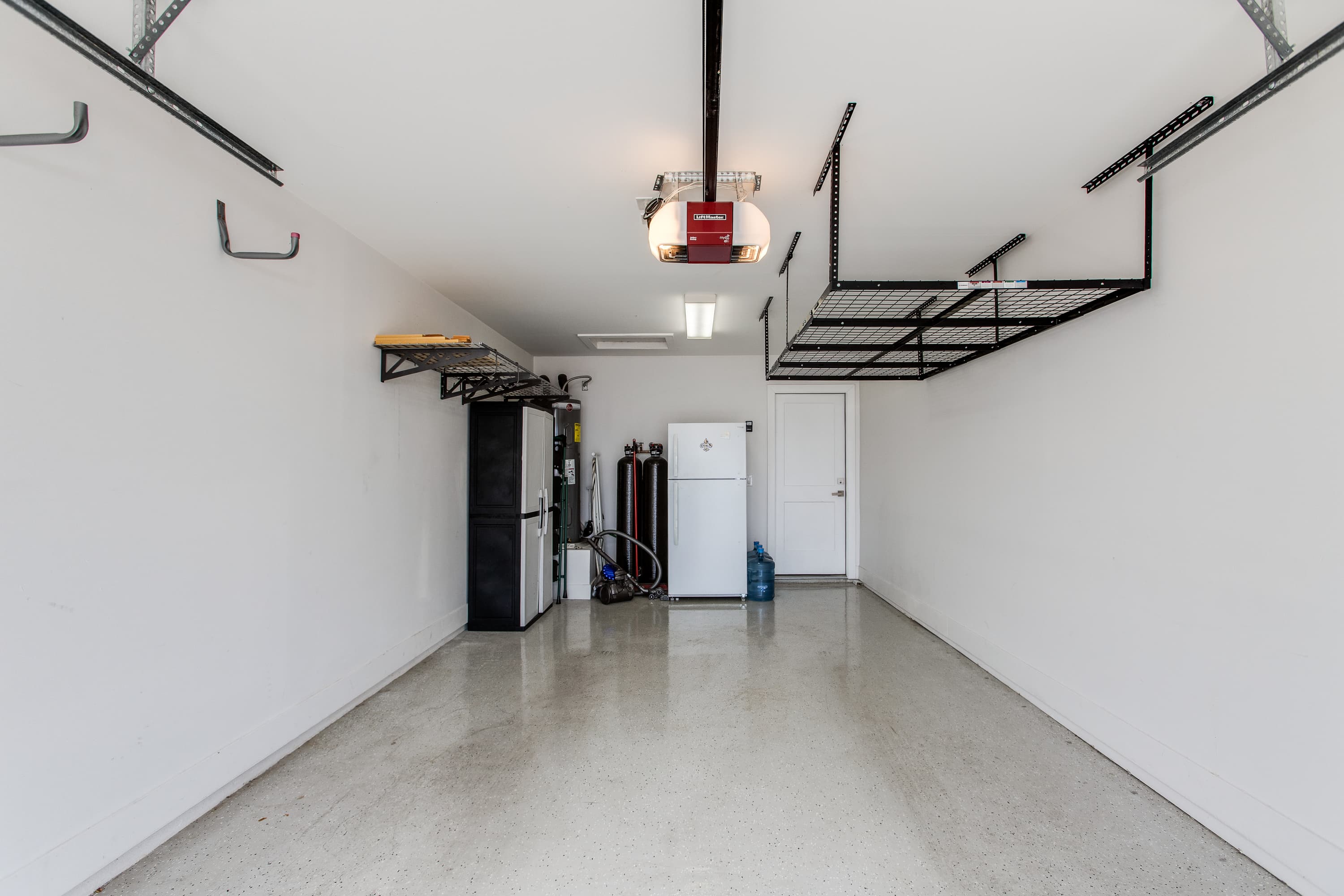 Modern Minimalist Home thumbnail 42