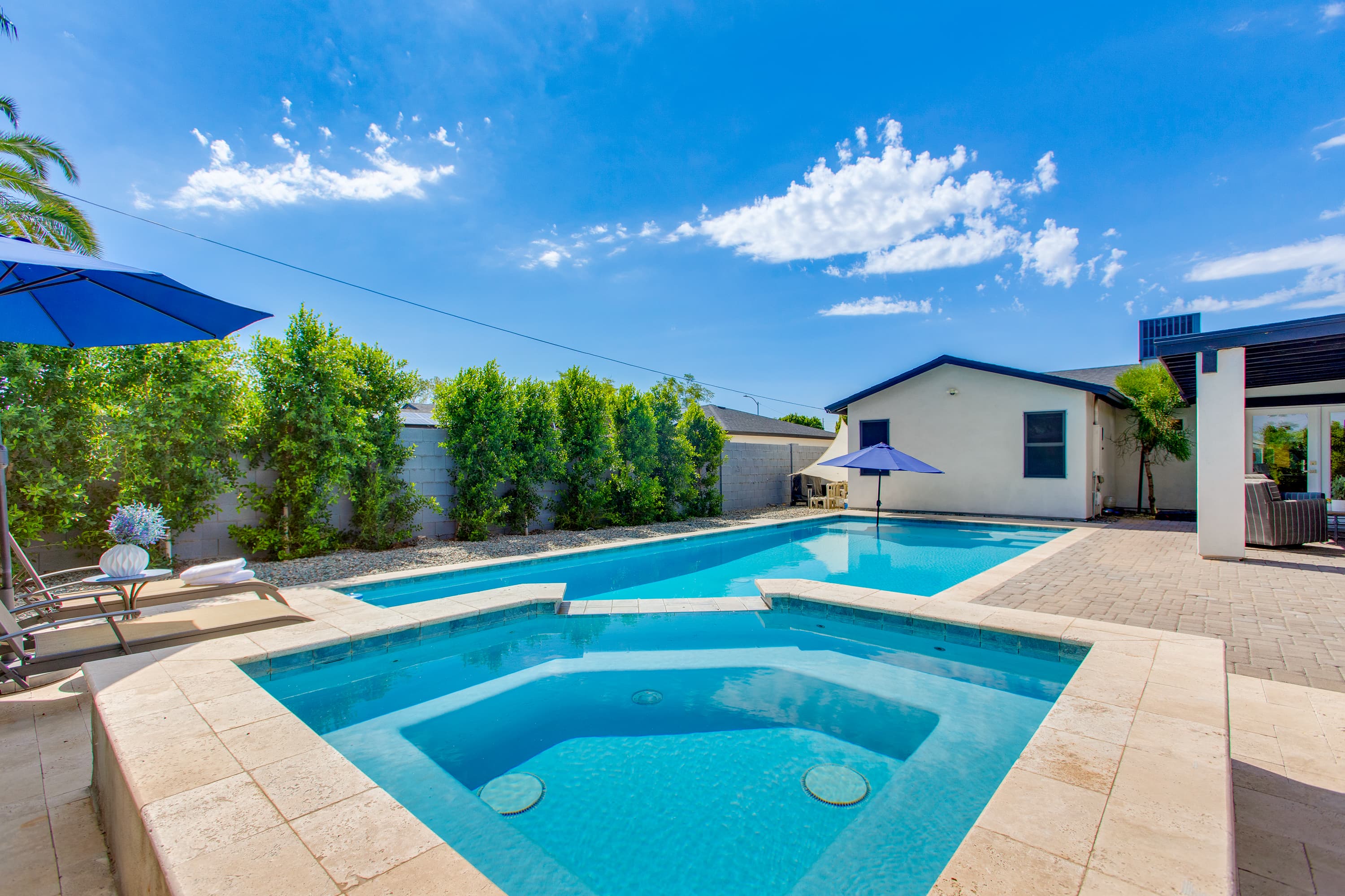 Modern Minimalist Home thumbnail 51